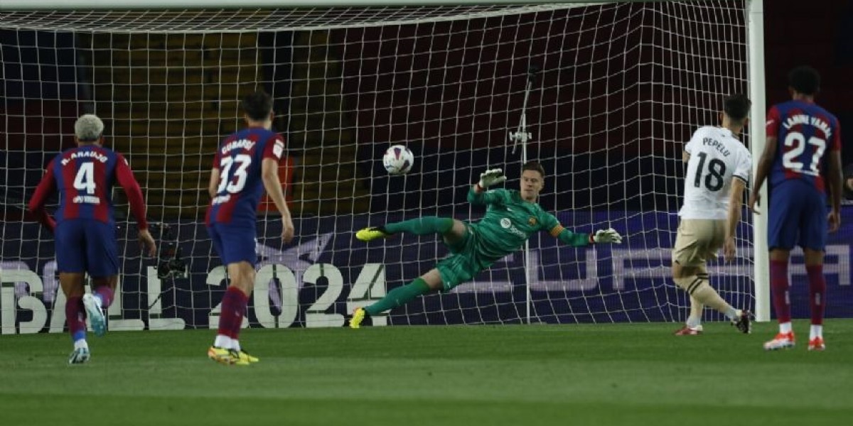 Lewandowski scorer hattrick og gir Barcelona comeback-seier over Valencia